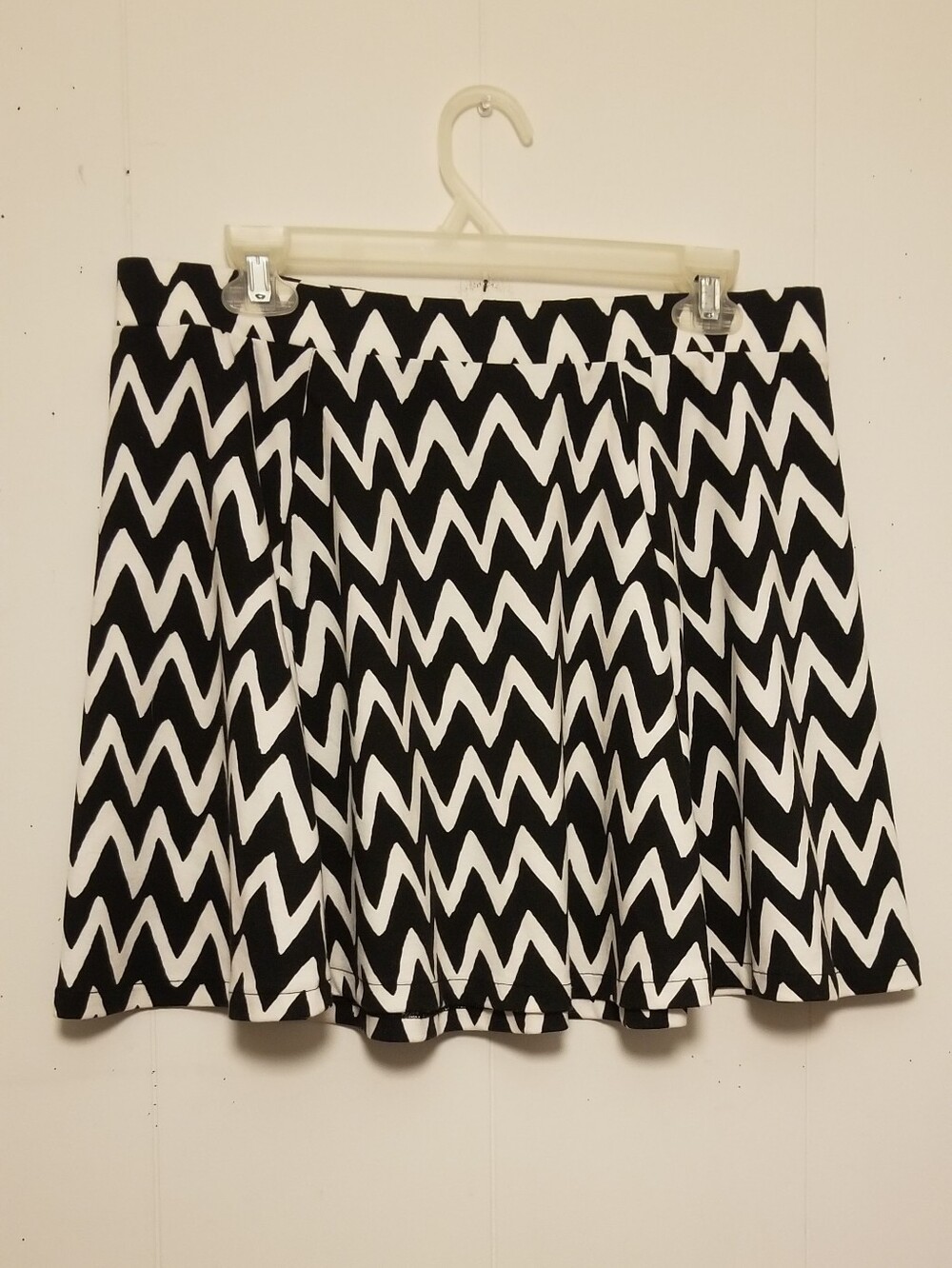 Aeropostale Black and White Chevron Skater Skirt Women's Size XL
